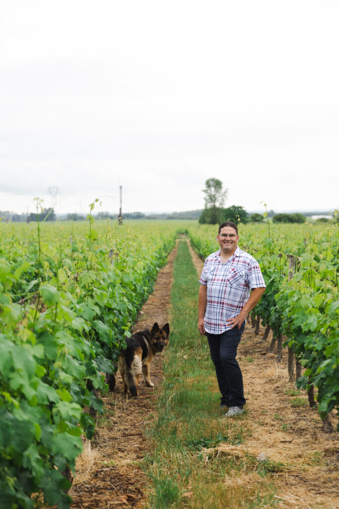 Patrice delanoue viticulteur du domaine le gros caillou vérifie la qualité de ses vignes avec son chien